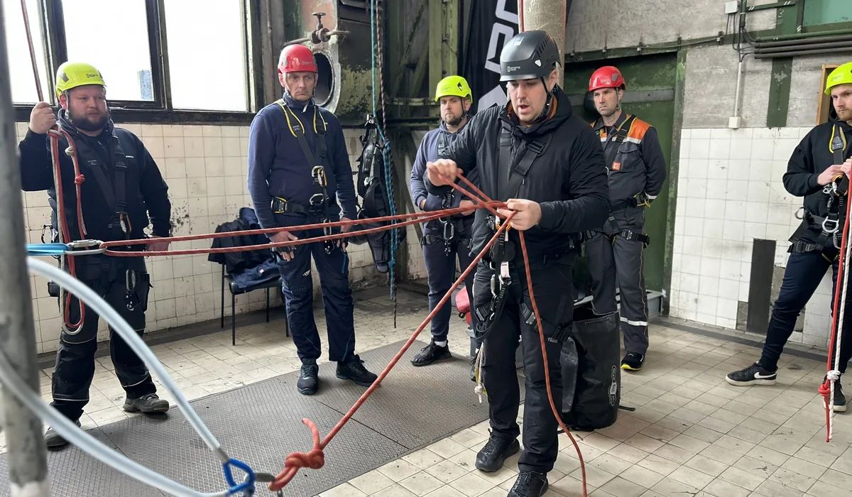 Instruktor při školení práce ve výškách v Polygonu Hlubina